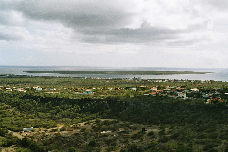 Fayl:Kralendijk en Klein Bonaire.jpg