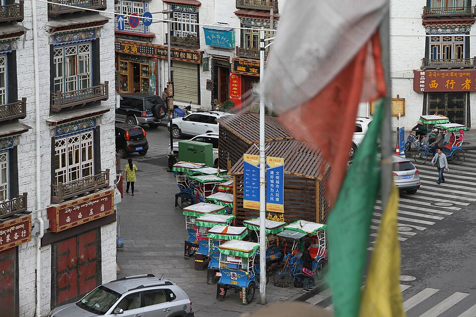 Fayl:Lhasa-28-Fahrradrikschas-2014-gje.jpg