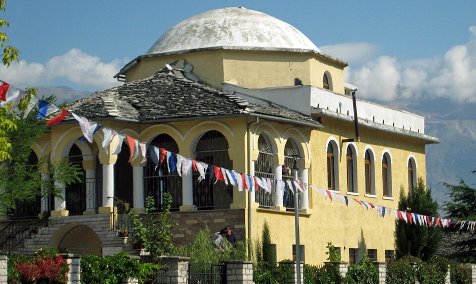 Fayl:Medreseja Gjirokaster.jpg