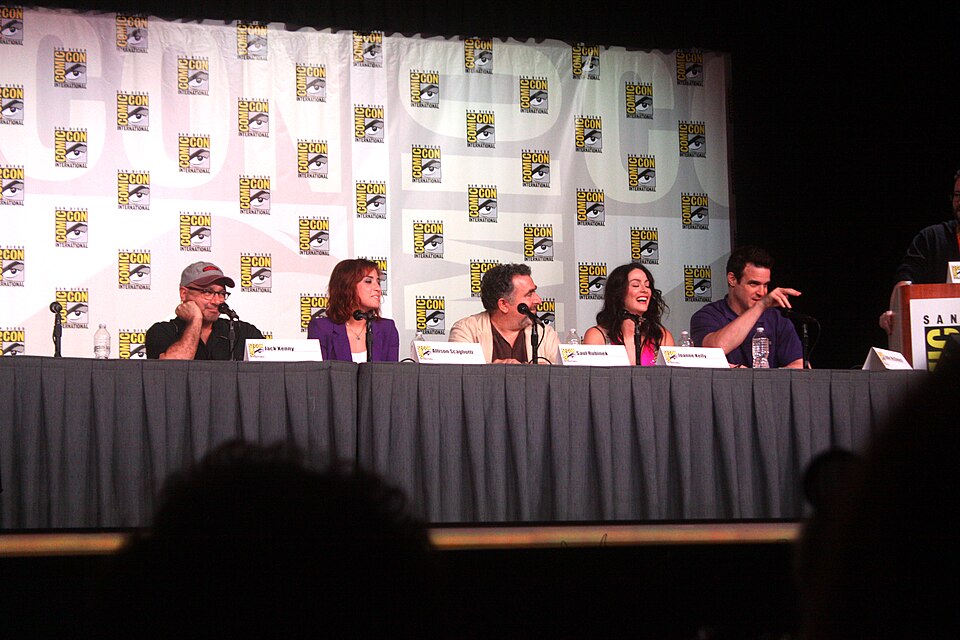 Fayl:Warehouse 13 cast (7600033712).jpg