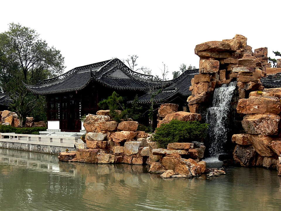 Fayl:Water fall from rock cliff.JPG