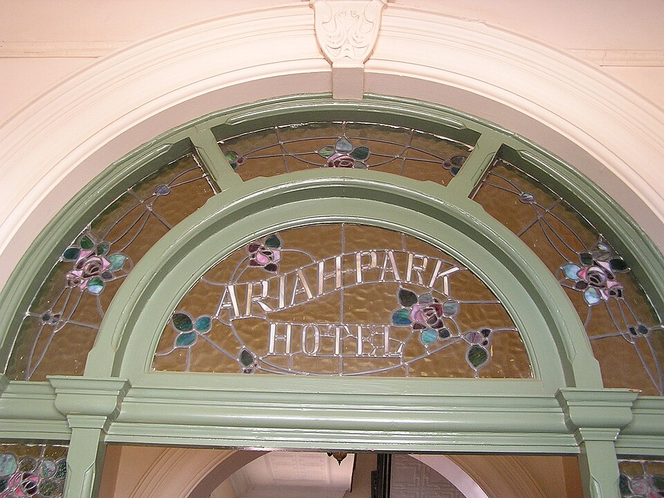 Fayl:AriahParkHotelLeadlight.jpg