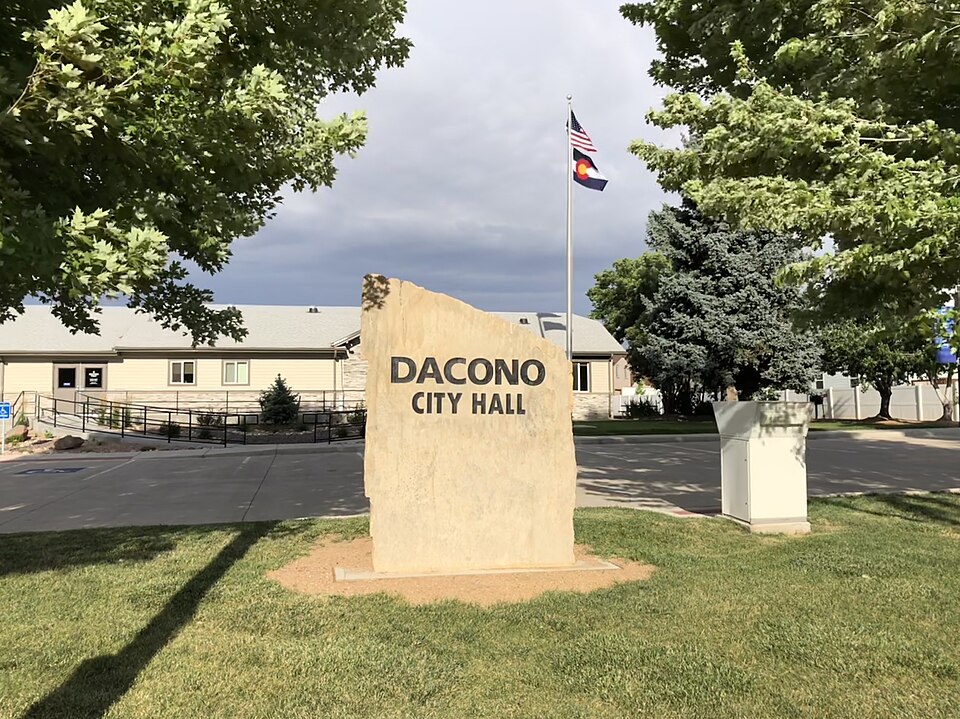 Fayl:DaconoCityHall.jpg