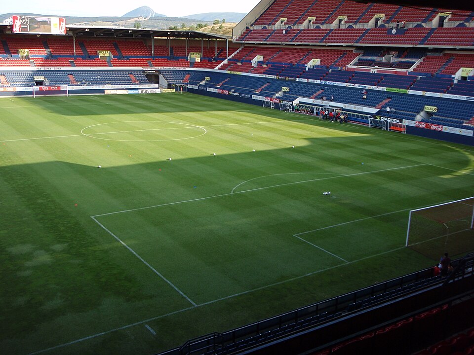 Fayl:Inside Estadio Reyno de Navarra.JPG