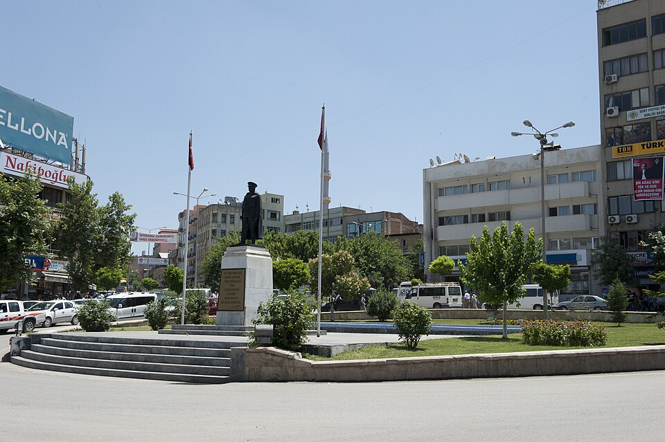 Fayl:Siirt Street scene 8381.jpg