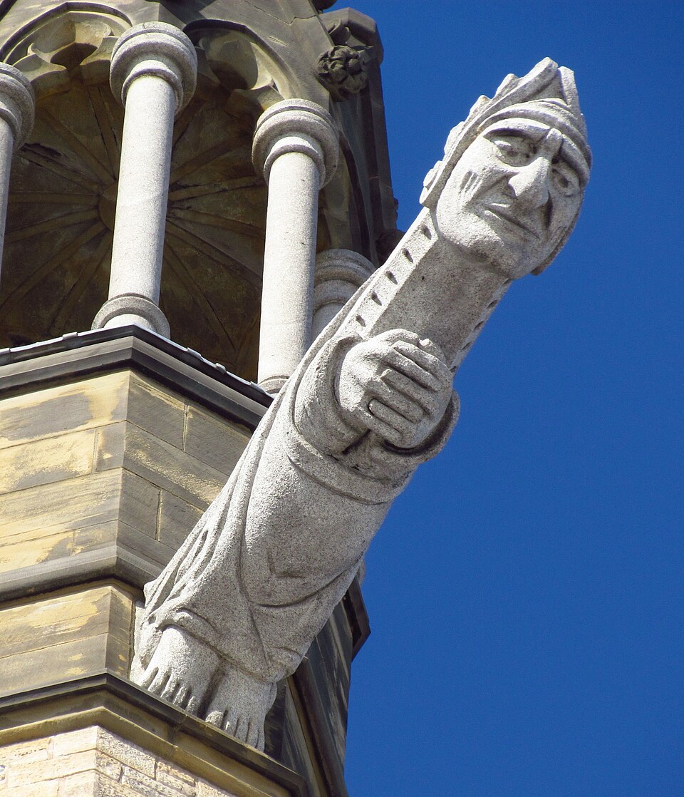 Fayl:South-east grotesque on Peace Tower.jpg