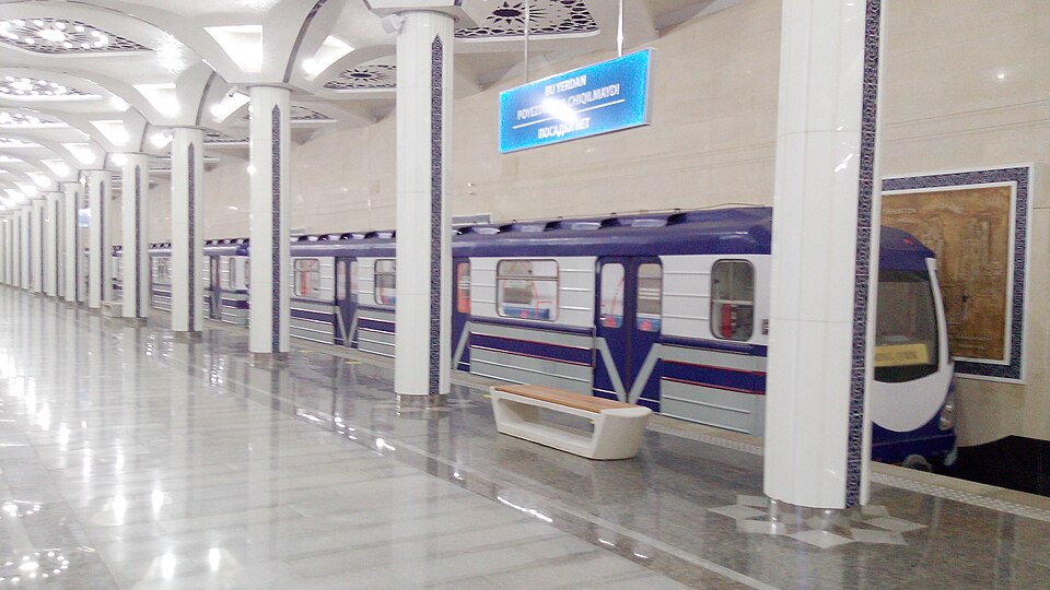 Fayl:Станция метро Туркистон.jpg