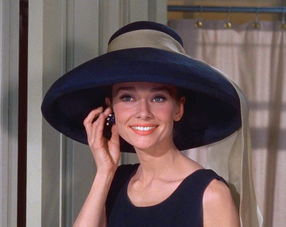 Fayl:Audrey Hepburn Tiffany's.jpg