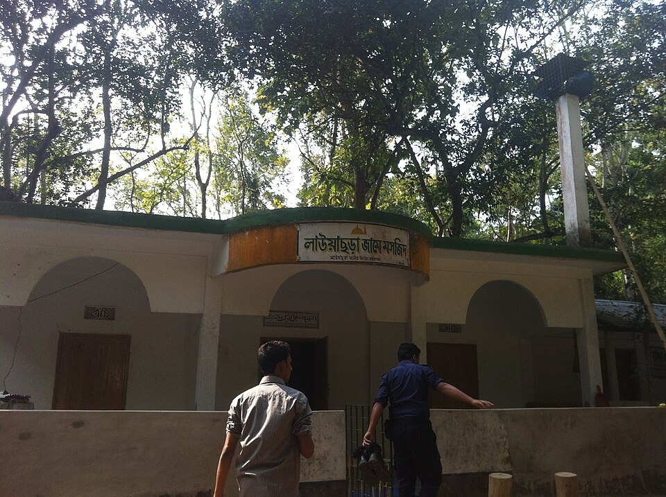 Fayl:Masjid in lawacharaa.jpg