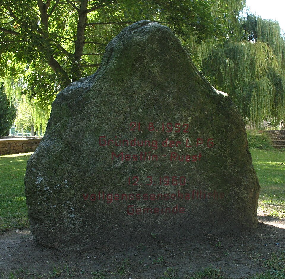 Fayl:Mestlin LPG Gedenkstein.jpg