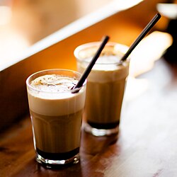 Espresso qatlami bilan mokkachino.