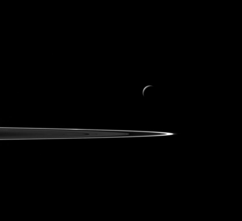 Fayl:PIA17205-SaturnMoon-Enceladus-AfterFlyby-20151028.jpg