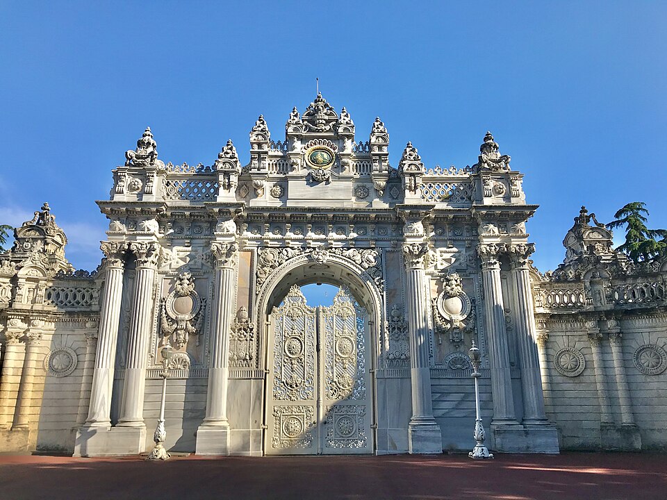 Fayl:Sultan's Gate of Dolmabahçe Palace.jpg