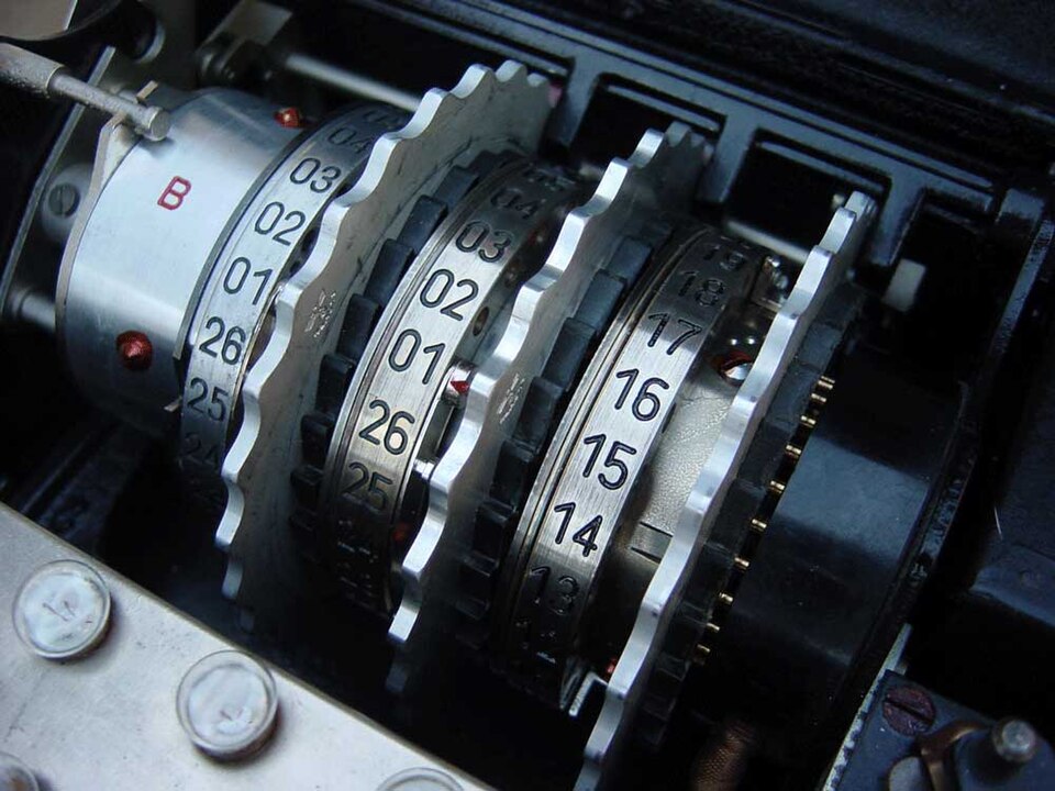 Fayl:Enigma-rotor-stack.jpg