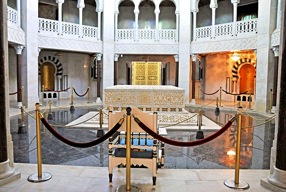 Fayl:Grave of Bourguiba.jpg