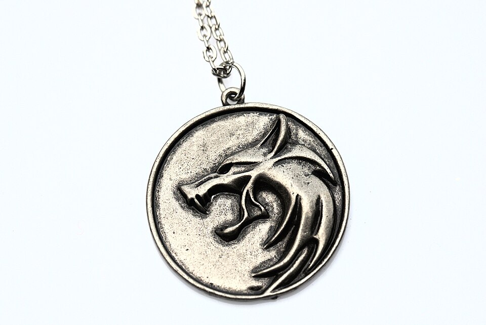 Fayl:Witcher Netflix Necklace.jpg