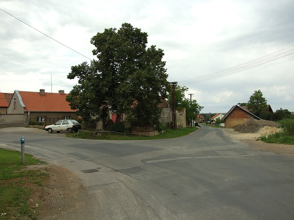 Fayl:Mezouň, křižovatka.JPG
