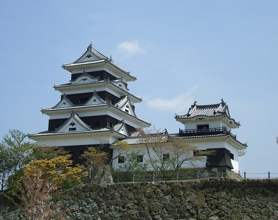Fayl:Ozu castle from west.JPG