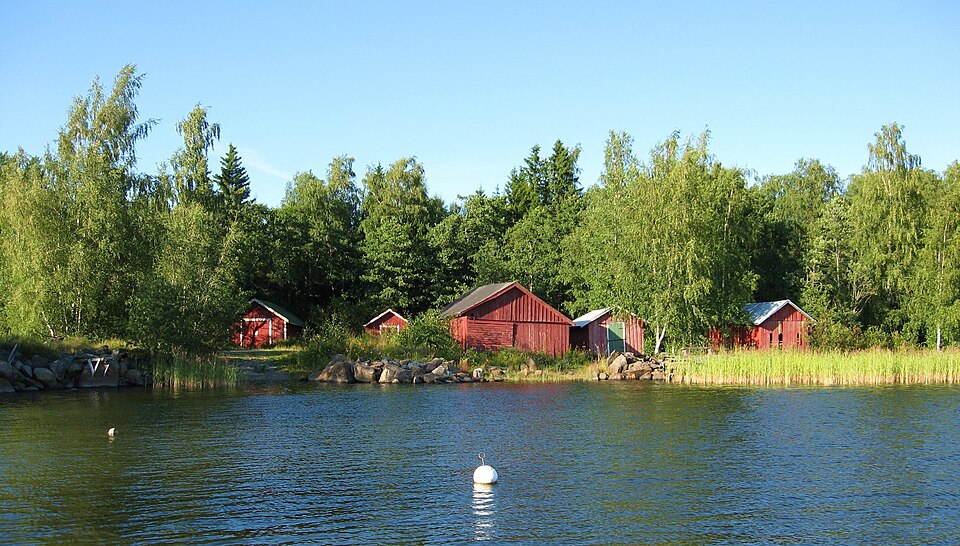 Fayl:Sjöbodar i Grönvik på avstånd.JPG