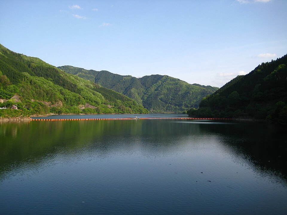 Fayl:Yahagi Dam lake.jpg