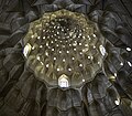 Ichkaridan koʻrinib turgan muqarnas bilan toʻldirilgan gumbaz