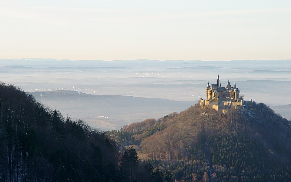 Fayl:Burg Hohenzollern mit Schwarzwald2-b.jpg