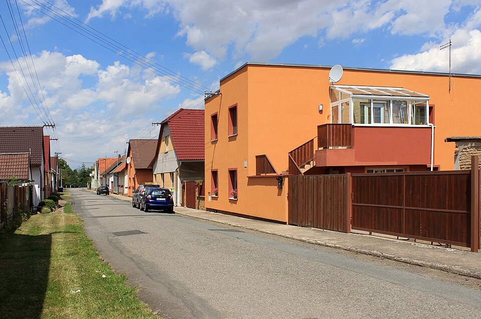 Fayl:Drobovice, side street.jpg