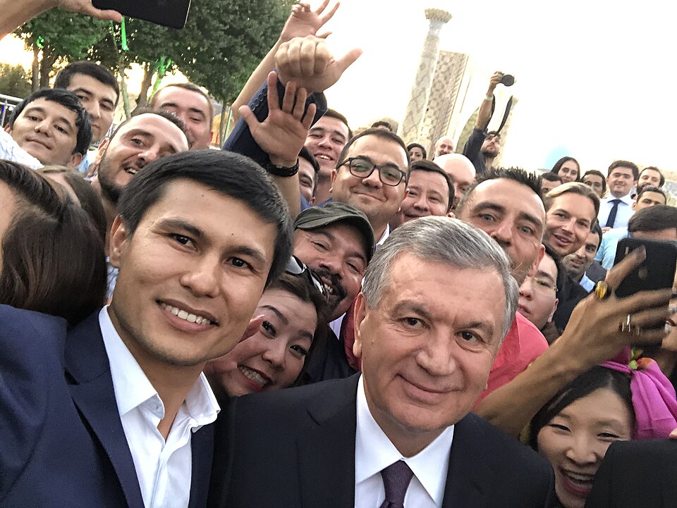 Fayl:Selfie with President of Uzbekistan.jpg