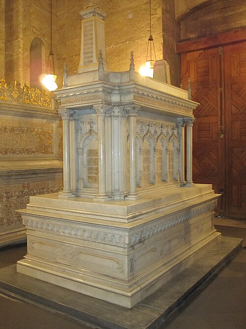 Fayl:Tomb of Djananiar Hanem.JPG