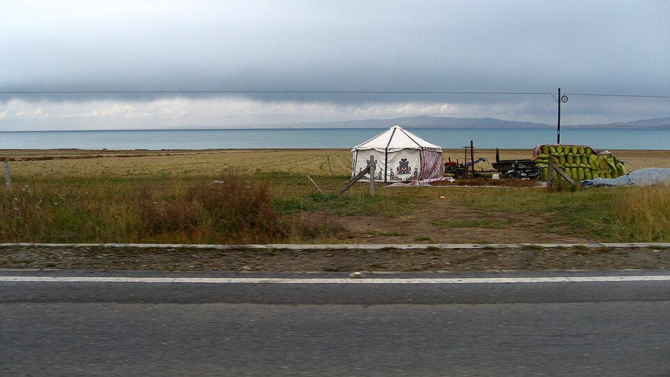 Fayl:青海湖边藏民帐篷 - panoramio.jpg