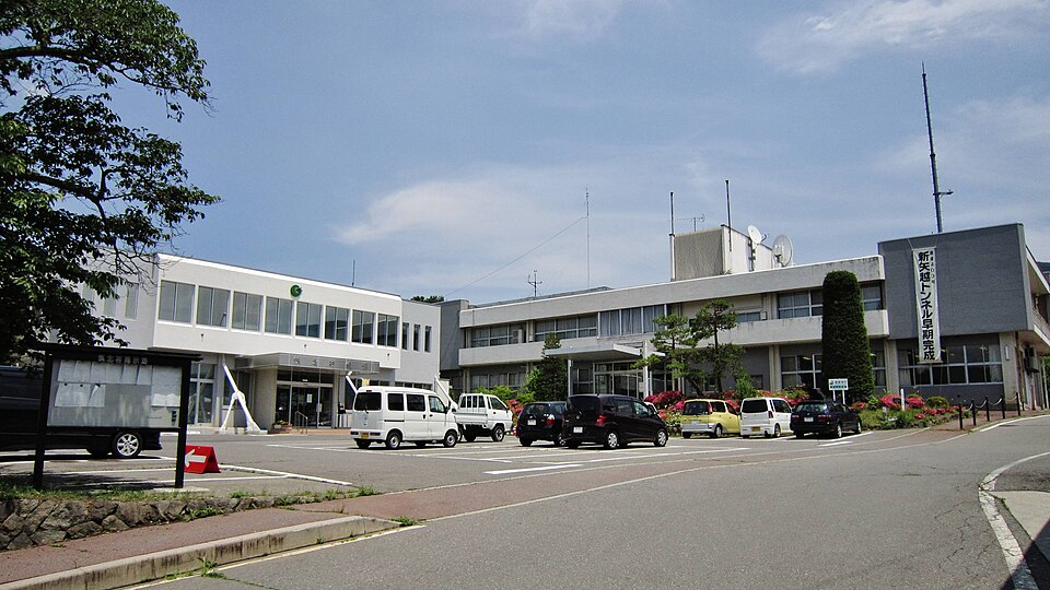 Fayl:Chikuhoku village office.jpg