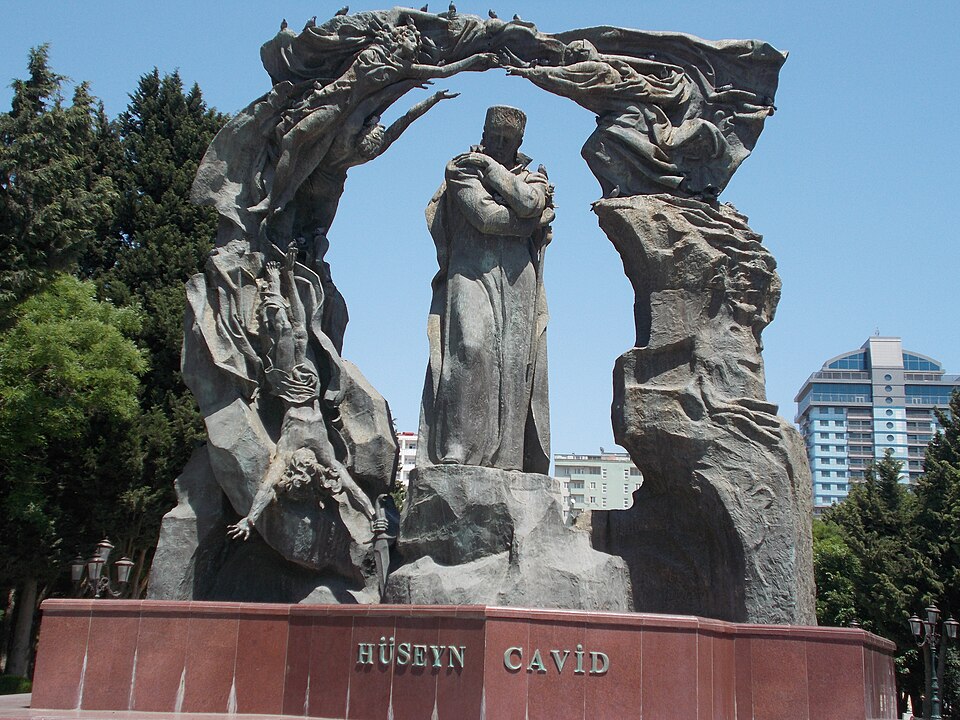 Fayl:HuseynCavidHeykeli.jpg