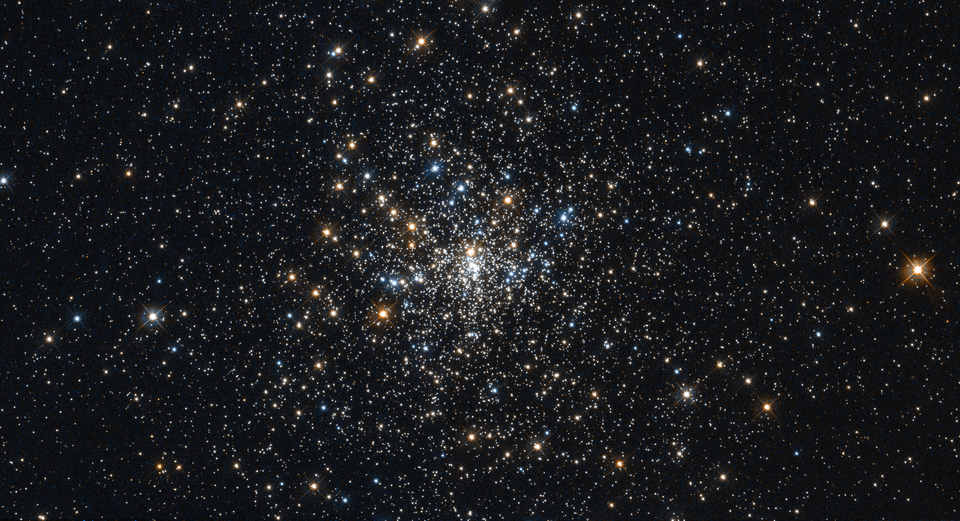 Fayl:NGC 6325 hst 11628 R555B439.png