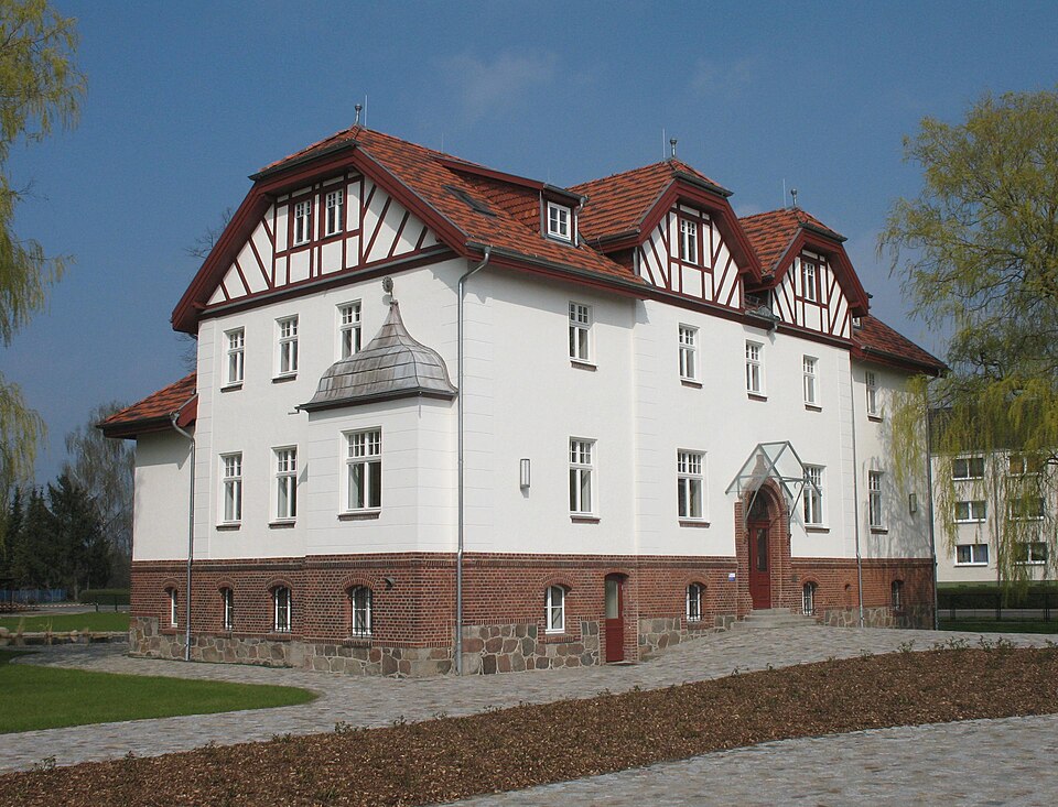 Fayl:Putlitz Burghofer Herrenhaus.jpg