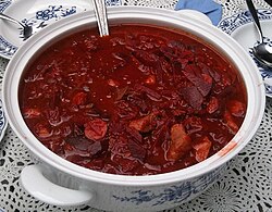 Shoʻrva idishidagi quyuq borsh