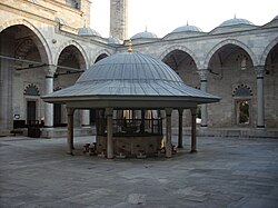 Masjid hovlisidagi tahorat oladigan favvora