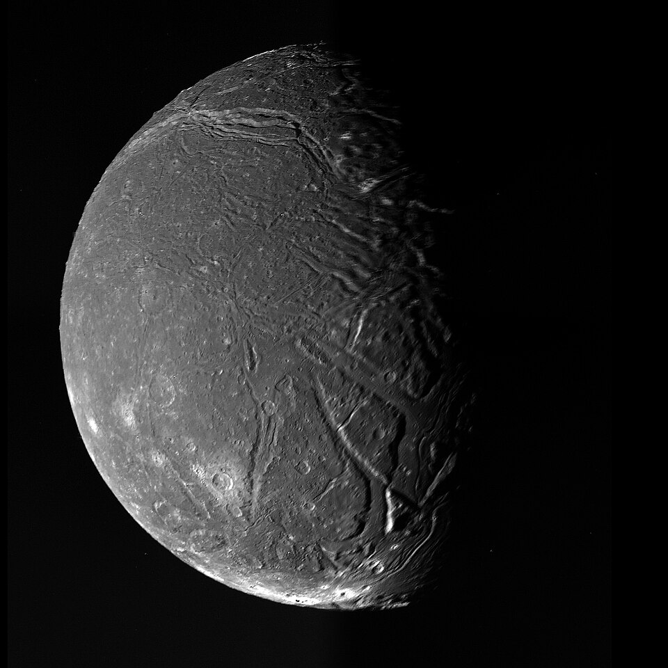 Fayl:Ariel in monochrome.jpg