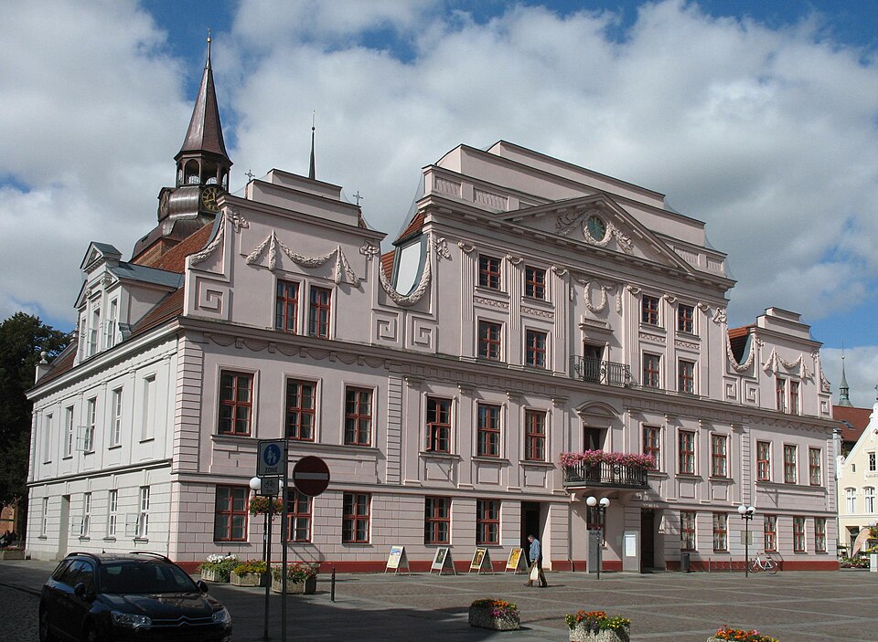 Fayl:Guestrow town hall.jpg