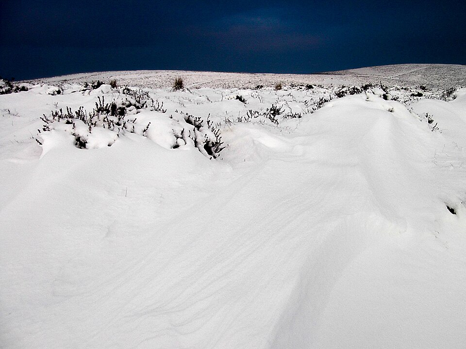 Fayl:Long Mynd snowdrift.jpeg