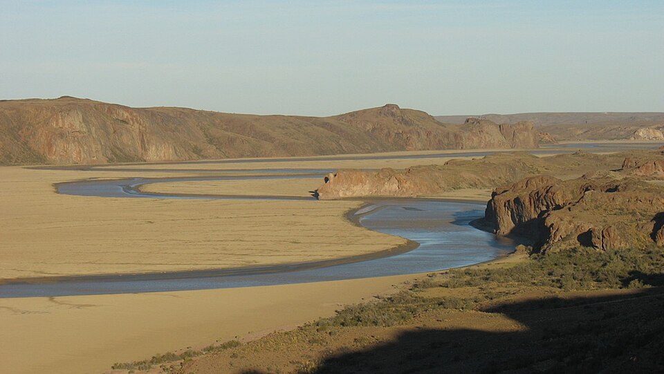 Fayl:Meandros en la ría Deseado.jpg