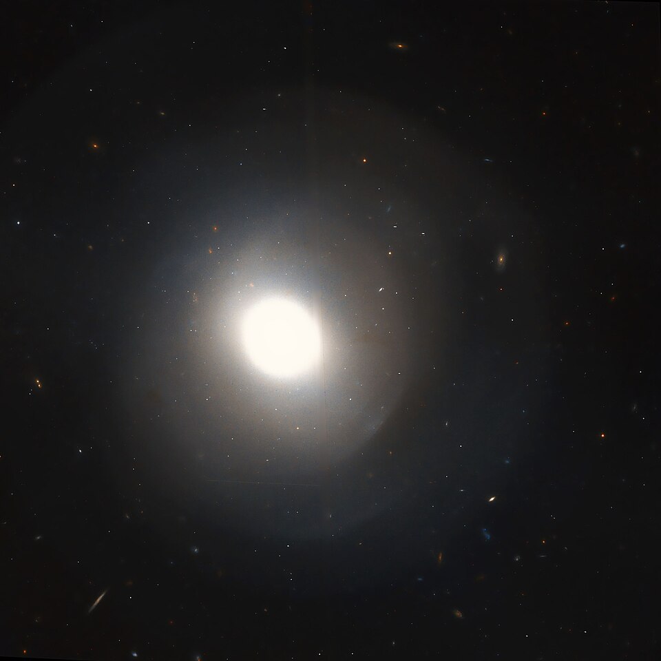 Fayl:NGC 474 Hubble WikiSky.jpg