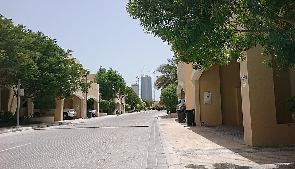 Fayl:Qipco Compound in Al Egla.jpg