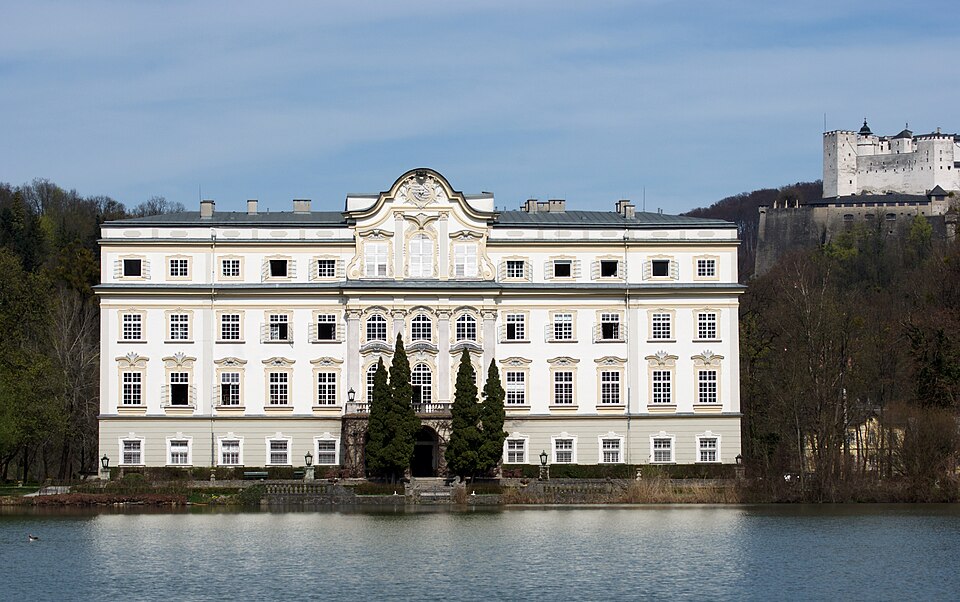 Fayl:SchlossLeopoldskronWeier.jpg