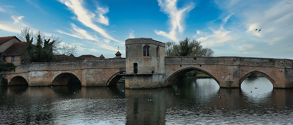 Fayl:St Ives Bridge, full length.jpg
