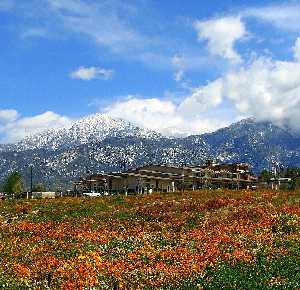 Fayl:Yucaipa City Hall, California.jpg