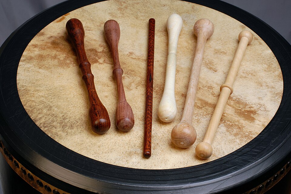 Fayl:203-0136 bodhran tipper-beater-cipin-stick hinnerk-ruemenapf-v01-i01-h2000.jpg