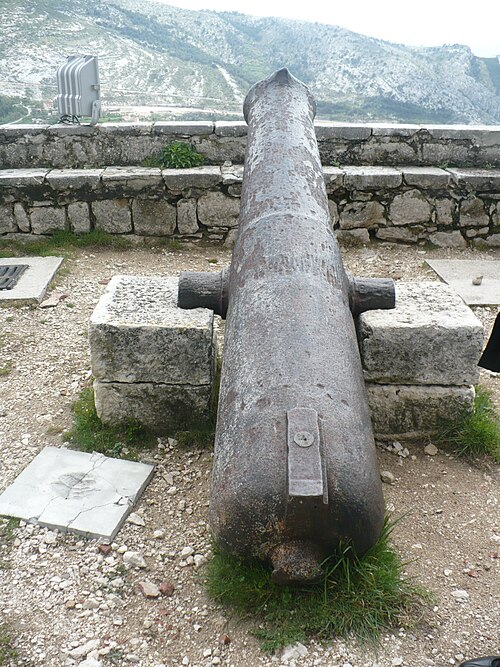 Fayl:Cannon-in-klis.JPG