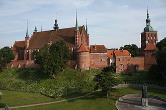 Fromborkdagi Brick Gothic uslubidagi qal’a sobori, astronom Nicolaus Copernicusning dafn etilgan joyi