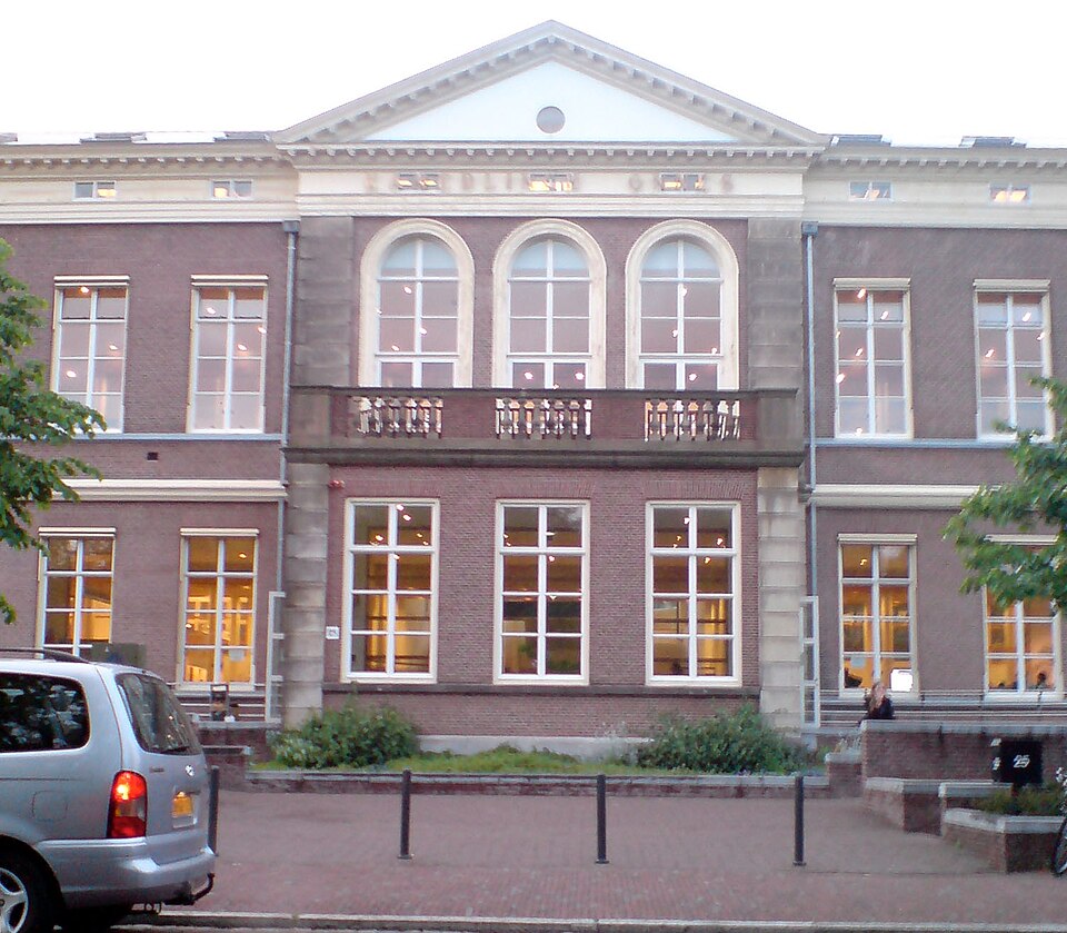 Fayl:Kamerlingh Onnes Gebouw.jpg