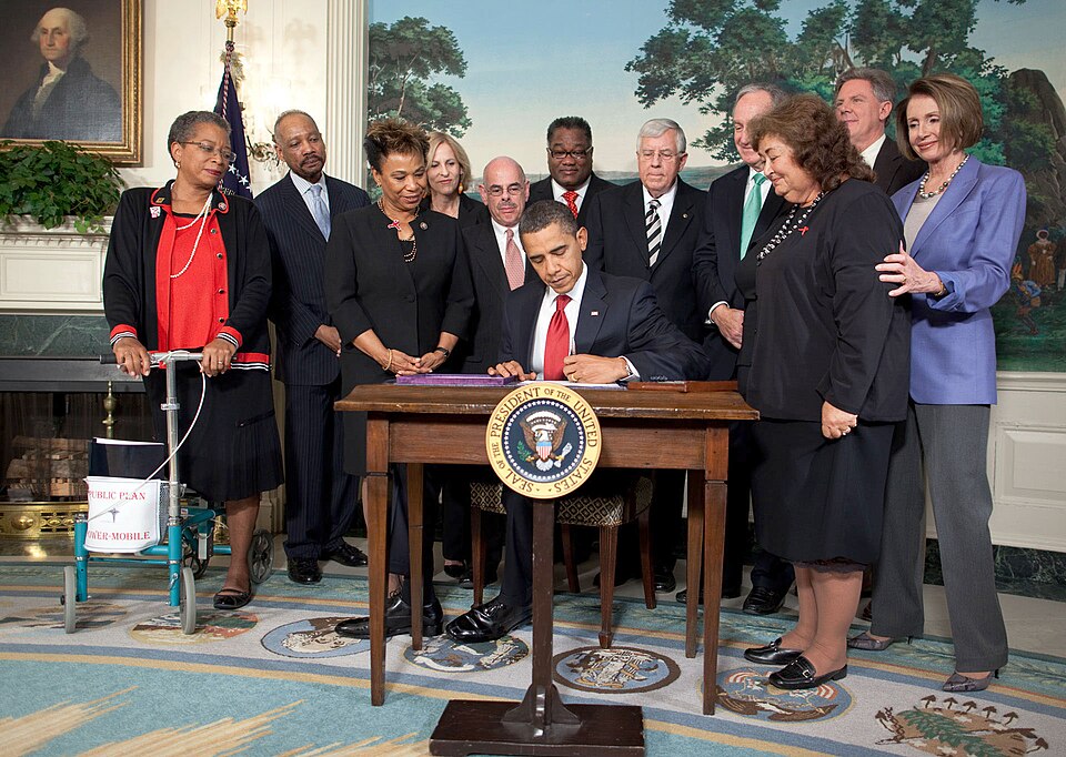 Fayl:Obama signs Ryan White extension.jpg